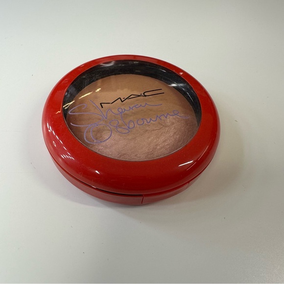 MAC x Sharon Osbourne Mineralize Skinfinish in Refresh, Soft Brown - Picture 9 of 9
